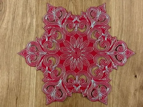 Serwetka świąteczna śr. 28 cm czerwona, srebrny haft int 0149 Boże Narodzenie 1 szt