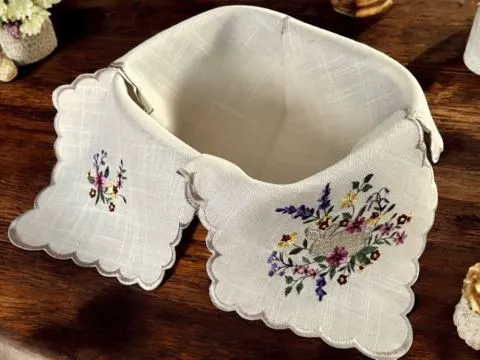 Serwetka haftowana do koszyczka na pieczywo 44x44 cm zajączek w kwiatkach wz 091 1 szt wielkanocna