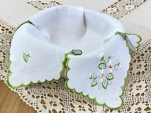 Serwetka haftowana do koszyczka na pieczywo 44x44 cm matgaretki wz 909 1 szt wielkanocna
