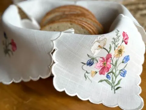 Serwetka haftowana do koszyczka na pieczywo 44x44 cm kolorowe kwiatki wz 095 1 szt wielkanocna