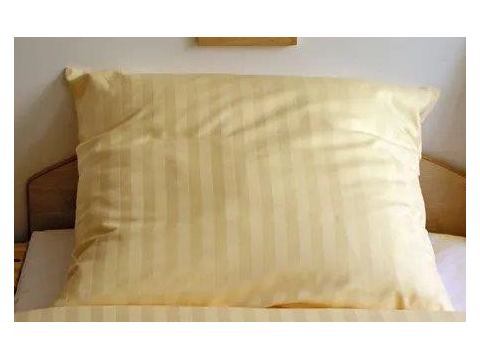 Poszewka satynowa adamaszek kremowa w paski 70x80 cm zamek pasek 2cm