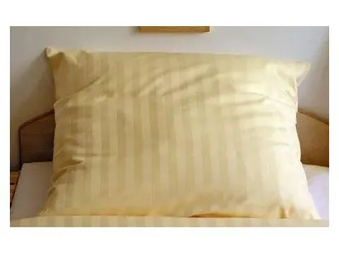 Poszewka satynowa adamaszek kremowa w paski 70x80 cm zamek pasek 2cm