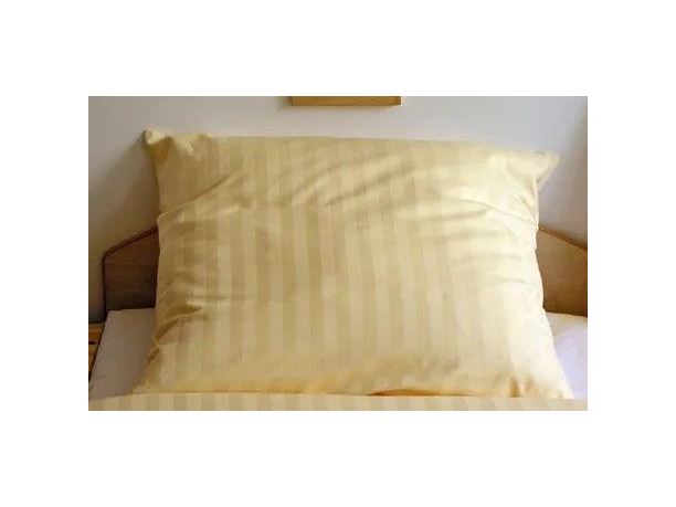 Poszewka satynowa adamaszek kremowa w paski 70x80 cm zamek pasek 2cm