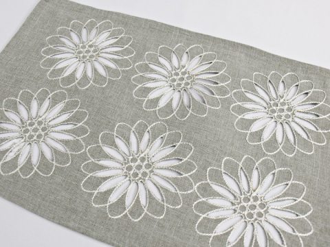 Serwetka haftowana - szara z jasno szarymi wyhatowanymi kwiatami - 25x40 cm  14555