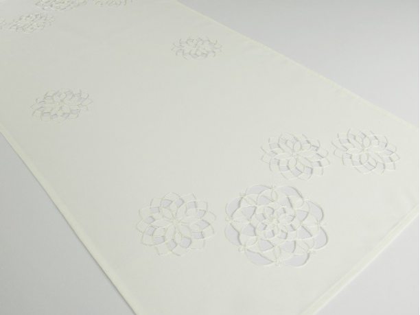 Bieżnik haftowany  50 x 100 cm  - int 14604  - Kwiat Biały