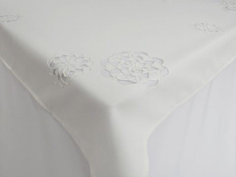Obrus haftowany  130x174  cm int 14604 Kwiat Biały