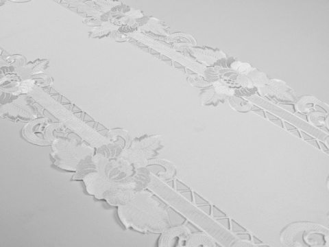 Bieżnik haftowany -  Kwiat - biały -  45 x 170  -  int 8810  owal